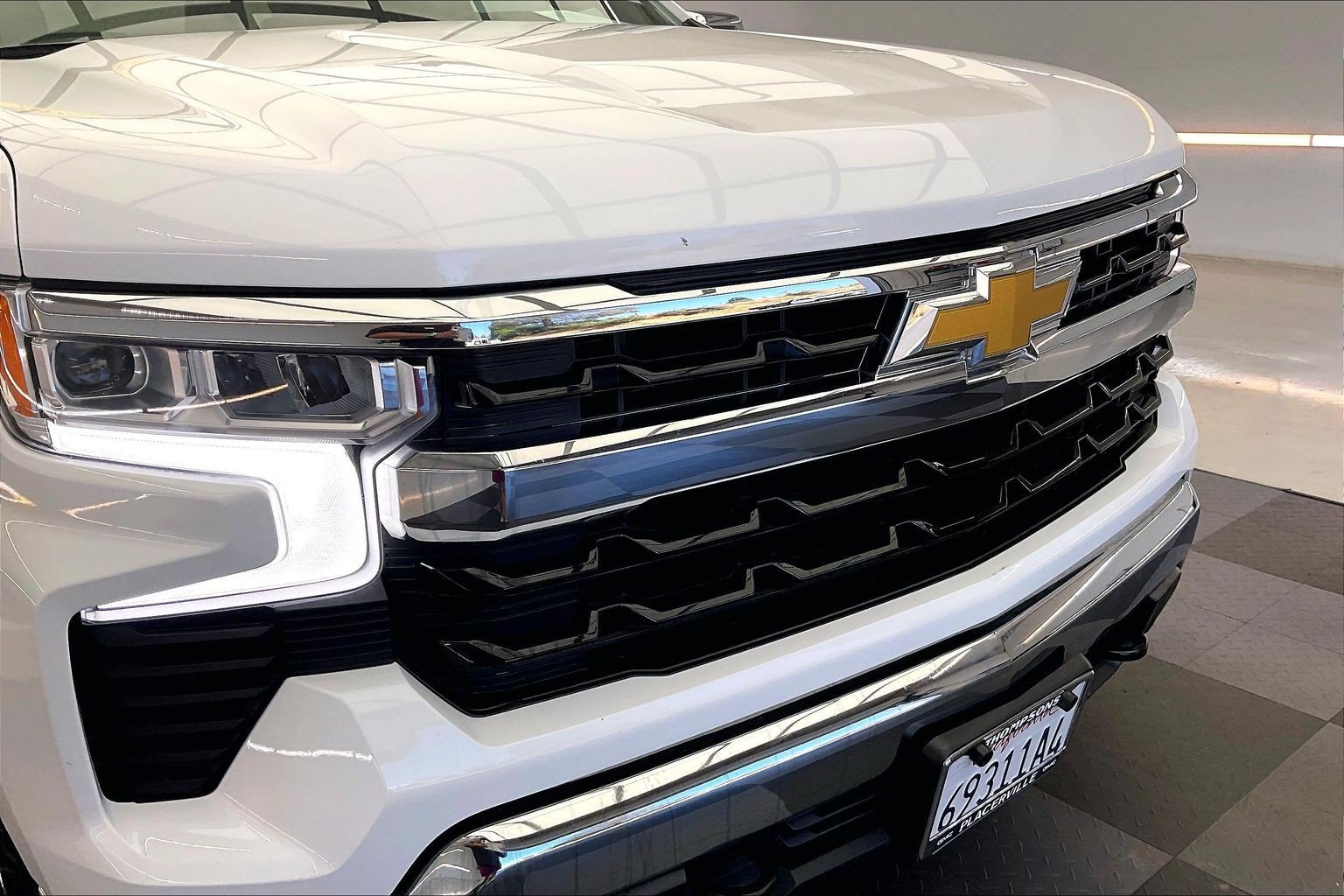 Used 2025 Summit White Chevrolet LT image 30