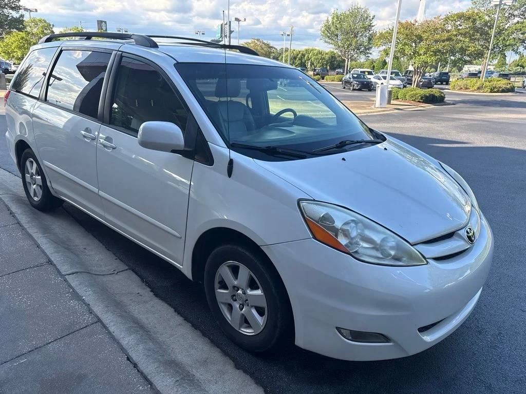 Used 2009 White Toyota XLE image 2