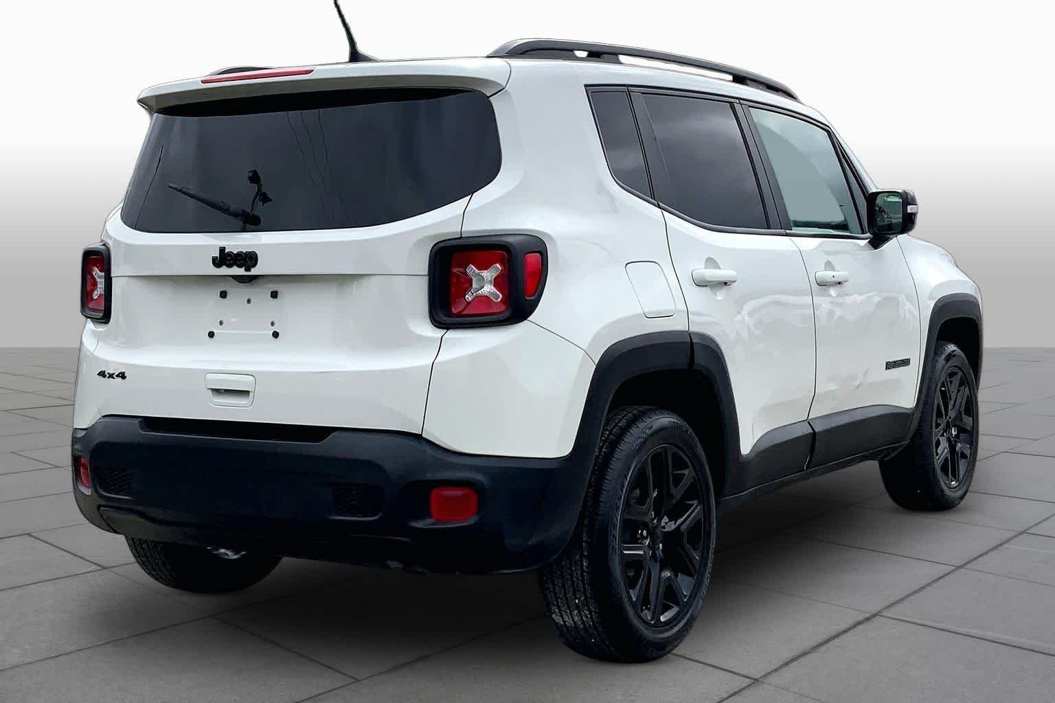 Used 2023 Alpine White Clearcoat Jeep Altitude image 13