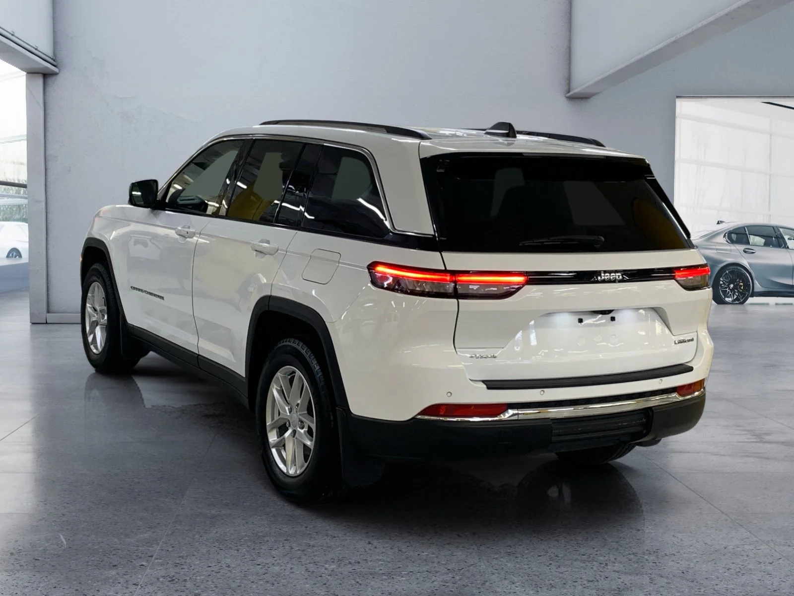 Used 2023 White Jeep Laredo image 3