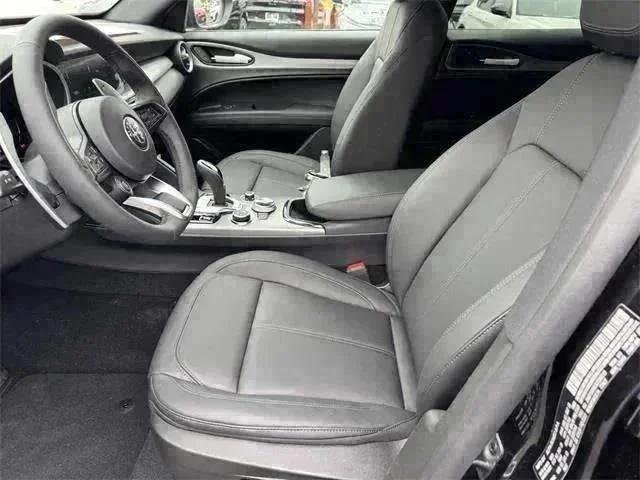 New 2025 Vulcano Black Metallic Exterior Paint Alfa Romeo  image 13
