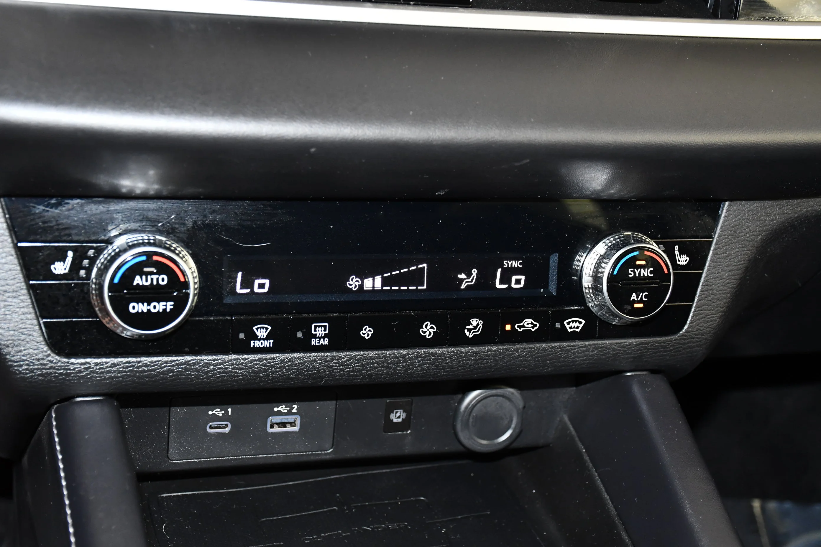 Certified Used 2025 Black Diamond Mitsubishi SE image 29
