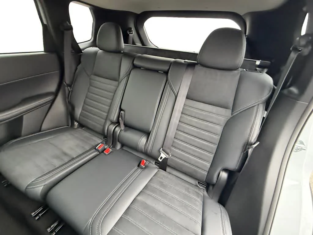 Used 2025 White Diamond Mitsubishi SE image 11