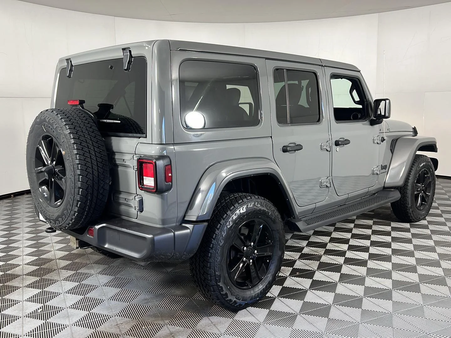 Used 2023 Sting-Gray Clearcoat Jeep Altitude image 4
