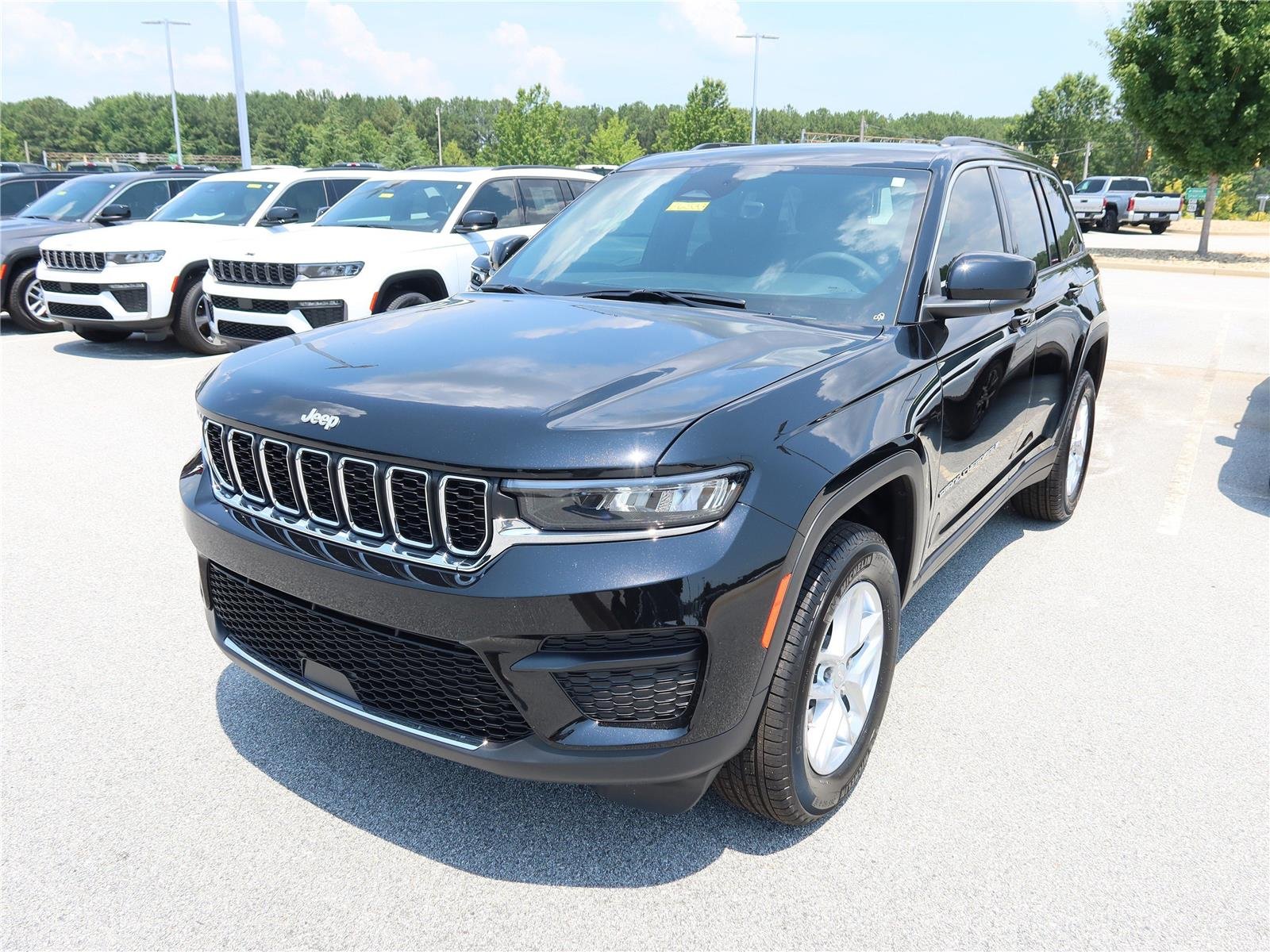 New 2026 Diamond Black Crystal Pearlcoat Jeep Laredo X image 3