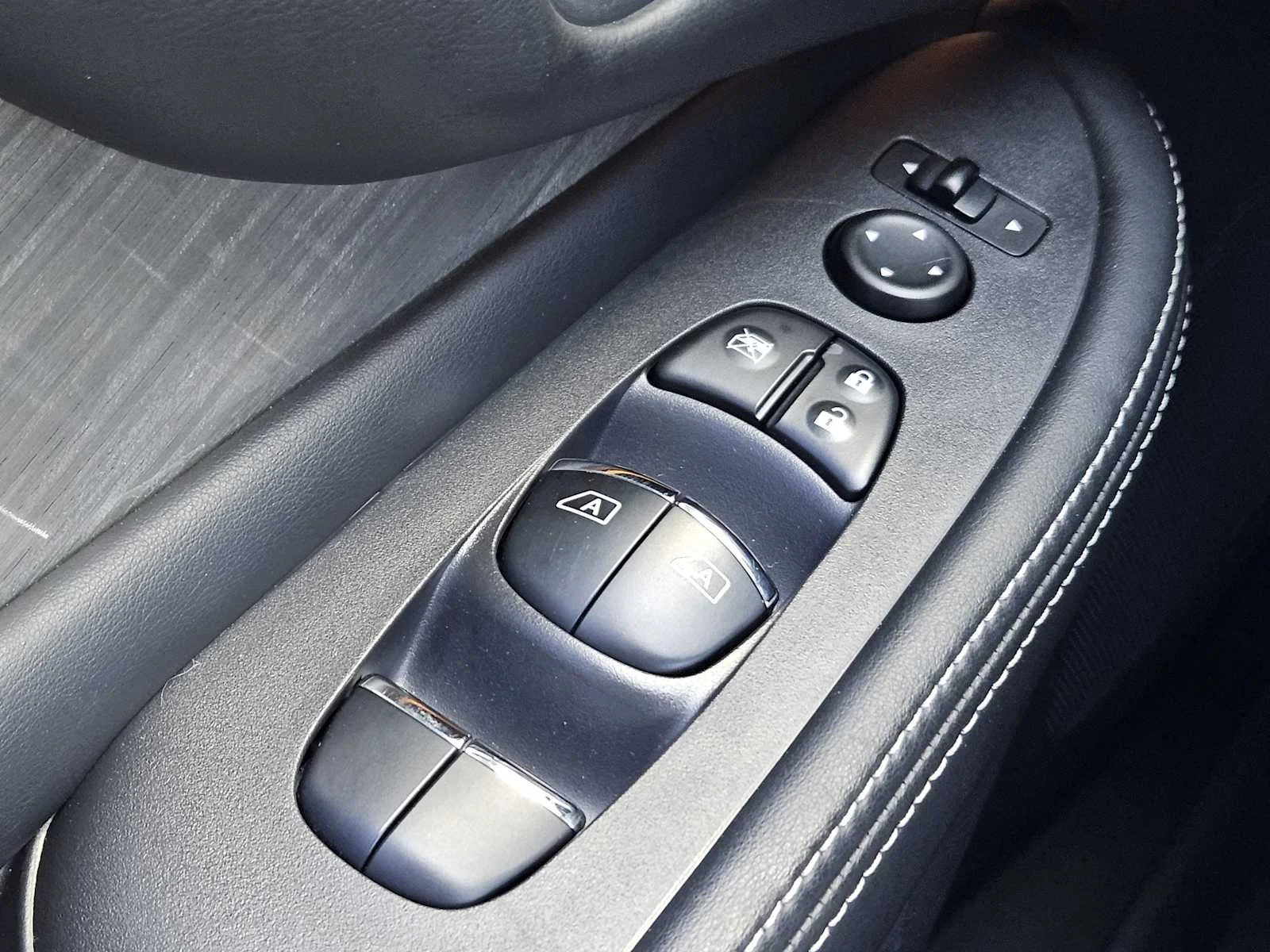 Used 2017 Magnetic Black Metallic Nissan SL image 19