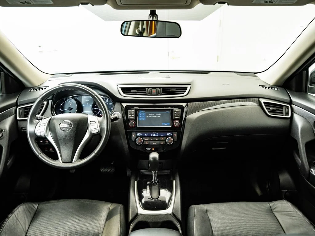 Used 2015 Arctic Blue Metallic Nissan SL image 4
