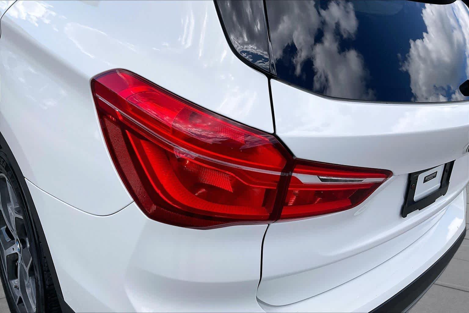 Used 2017 Alpine White BMW xDrive28i image 26