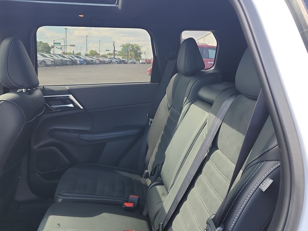 Used 2024 White Diamond Mitsubishi SE Black Edition w/Pano Roof image 12