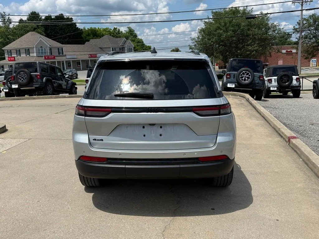 Used 2023 Silver Jeep Altitude X image 7