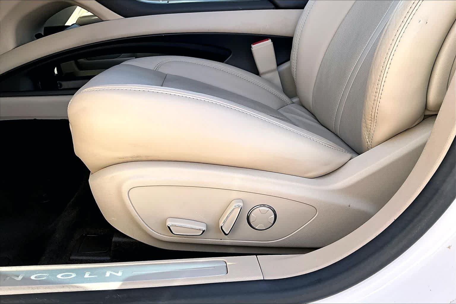 Used 2017 White Platinum Metallic Tri-Coat Lincoln Reserve image 31