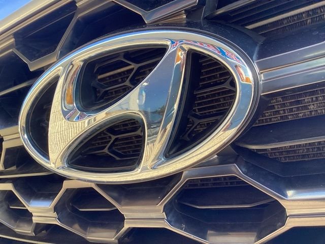 Used 2019 Gray Hyundai SE image 3