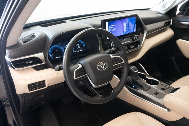 Used 2024  Toyota Platinum image 3