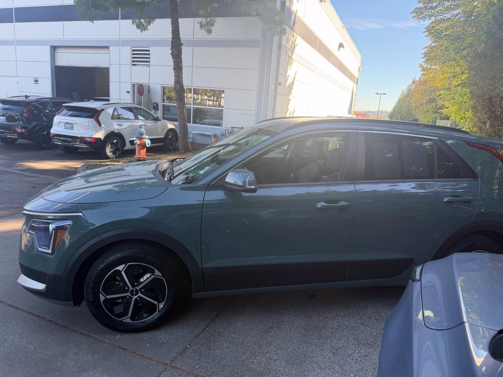 Used 2025 Cityscape Green Kia EX image 5