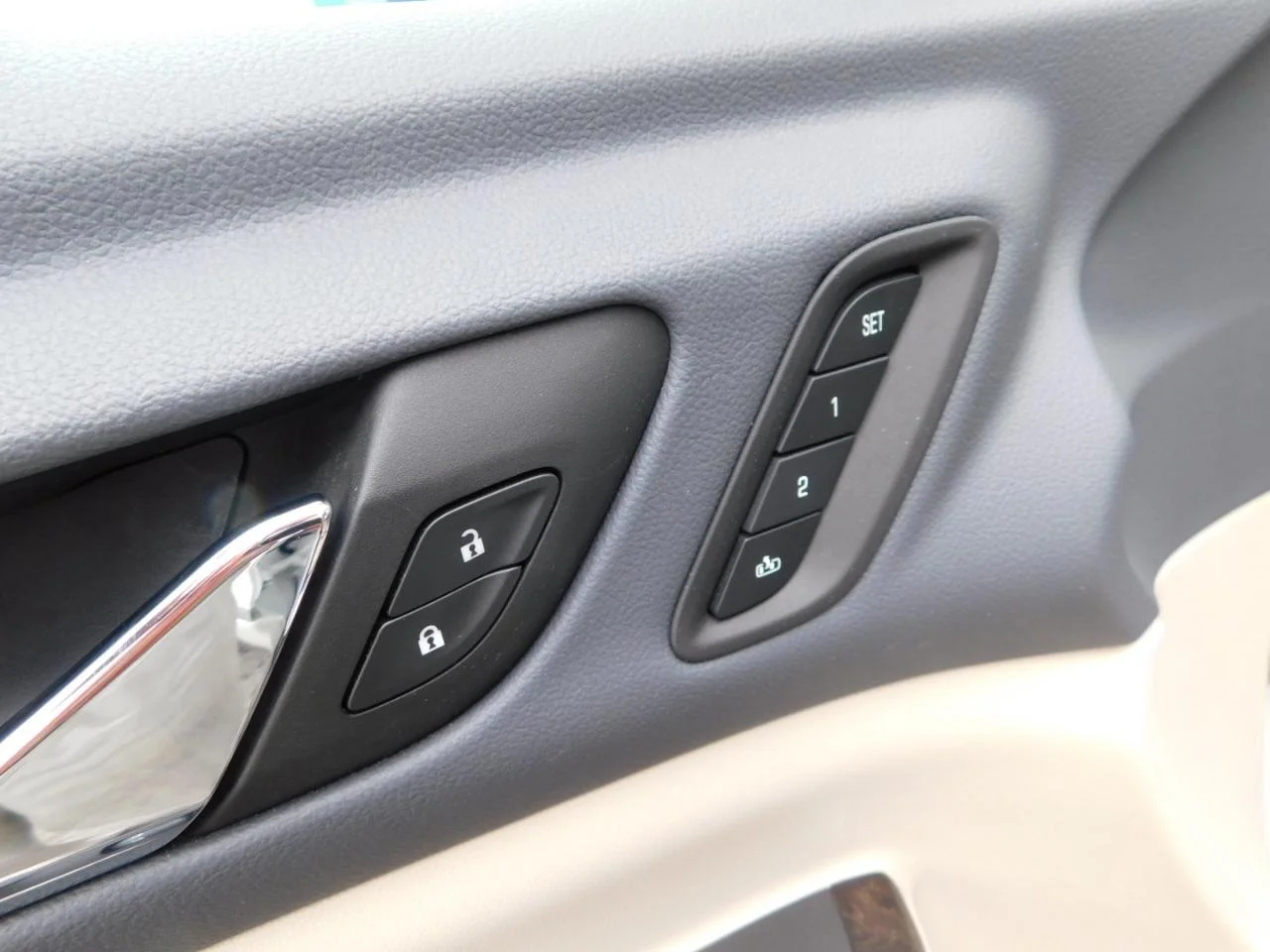 Used 2022 White GMC FWD 4DR DENALI image 34