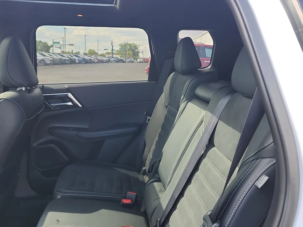 Used 2024 White Diamond Mitsubishi SE Black Edition w/Pano Roof image 12
