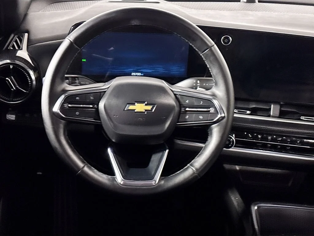 Used 2025 White Chevrolet LT image 13