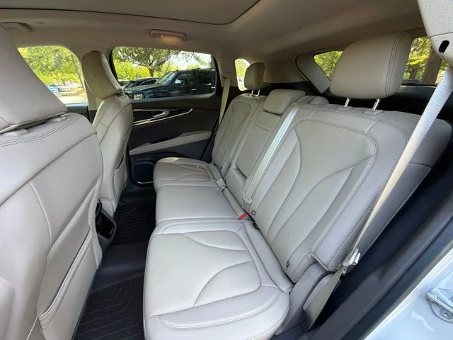 Used 2021 White Lincoln Reserve image 22