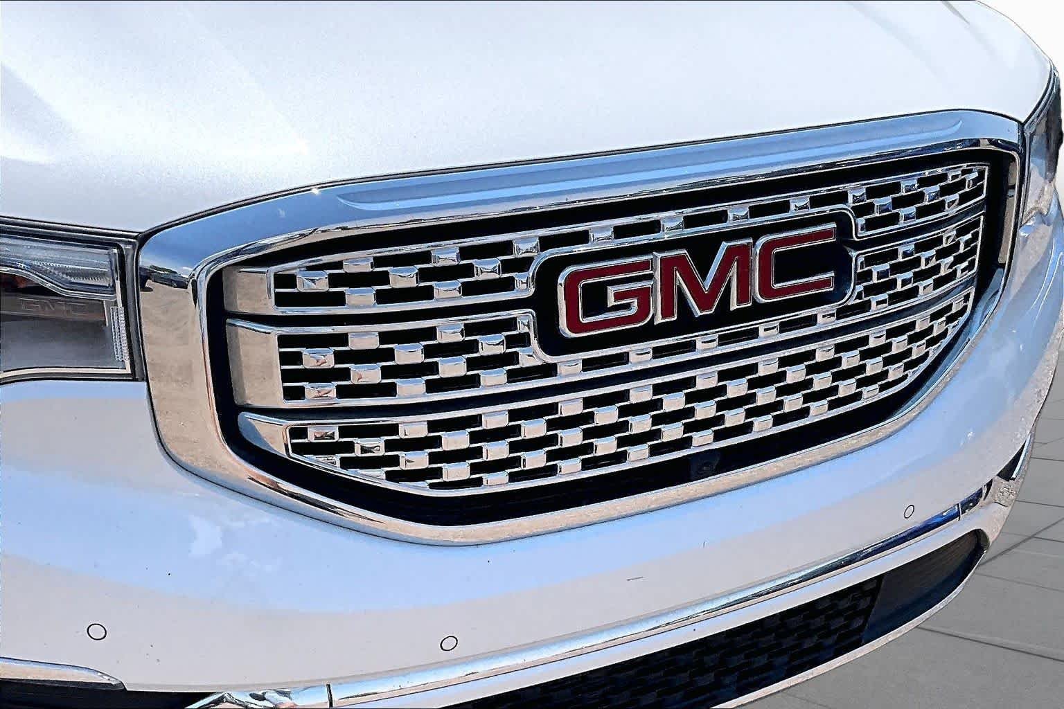 Used 2018 White Frost Tricoat GMC Denali image 26