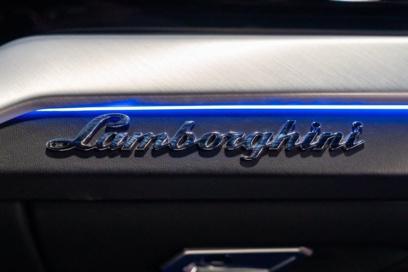 Used 2019  Lamborghini Base image 22