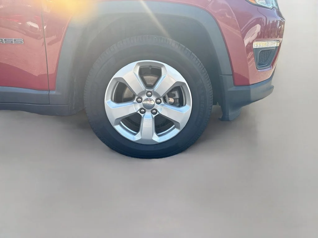 Used 2019 Red Jeep Latitude image 12
