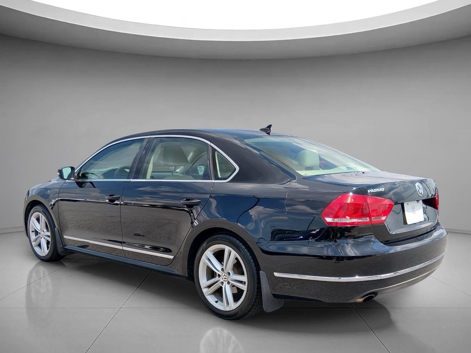 Used 2015 Black Uni Volkswagen 1.8T SE w/Sunroof & Nav image 3
