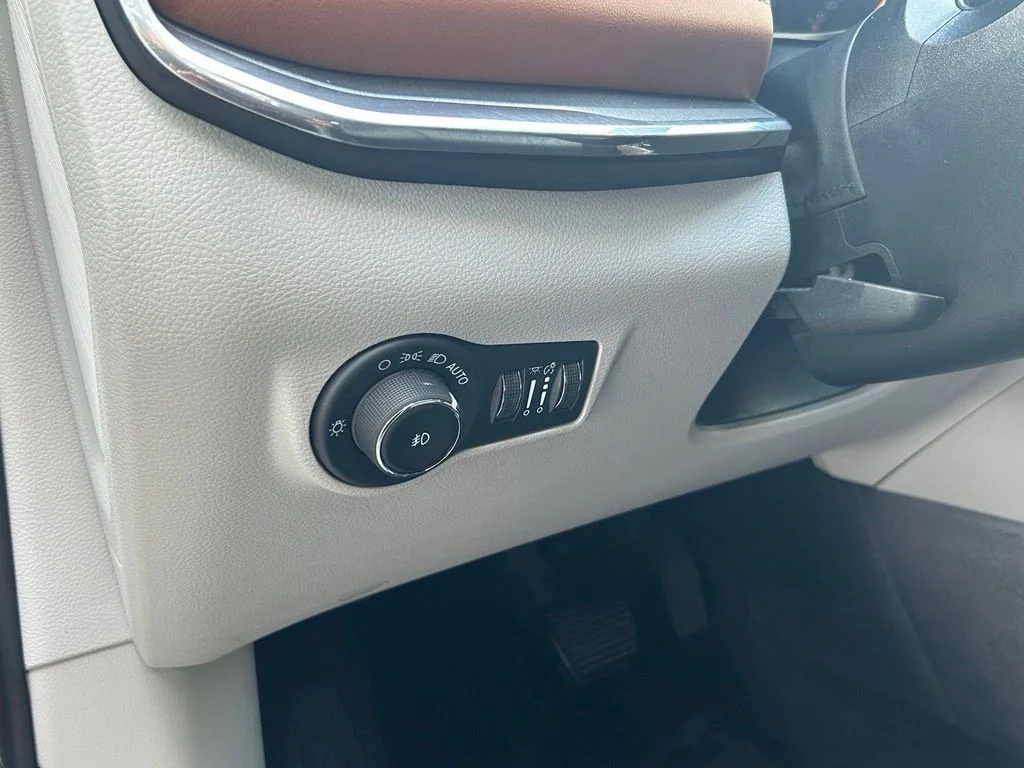 Used 2024 White/off-white Jeep Limited image 11