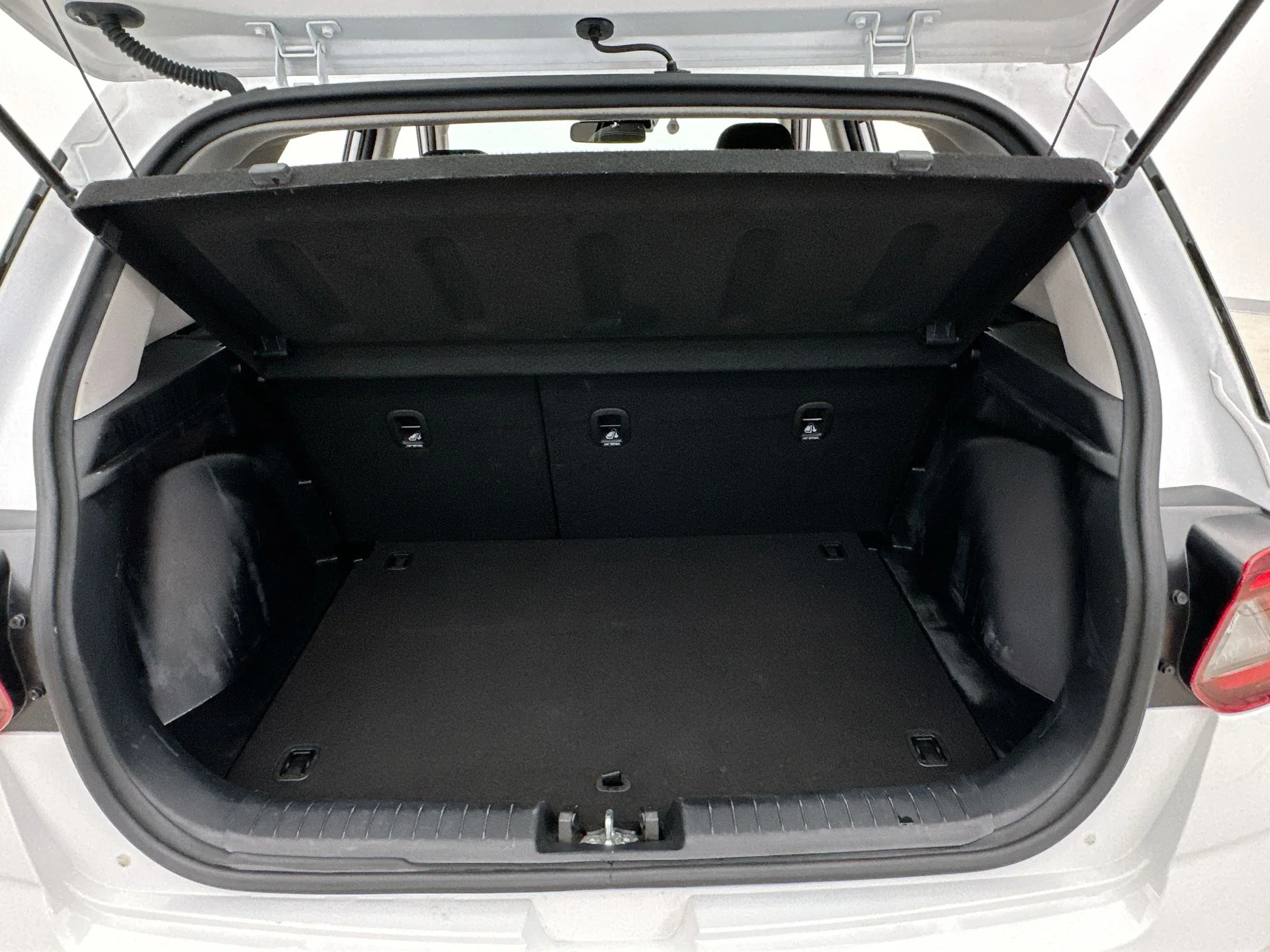 Used 2025 White Hyundai SEL image 37