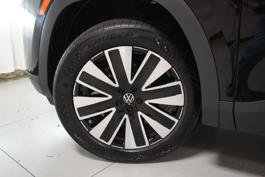 New 2027 Deep Black Volkswagen SE w/Technology image 33