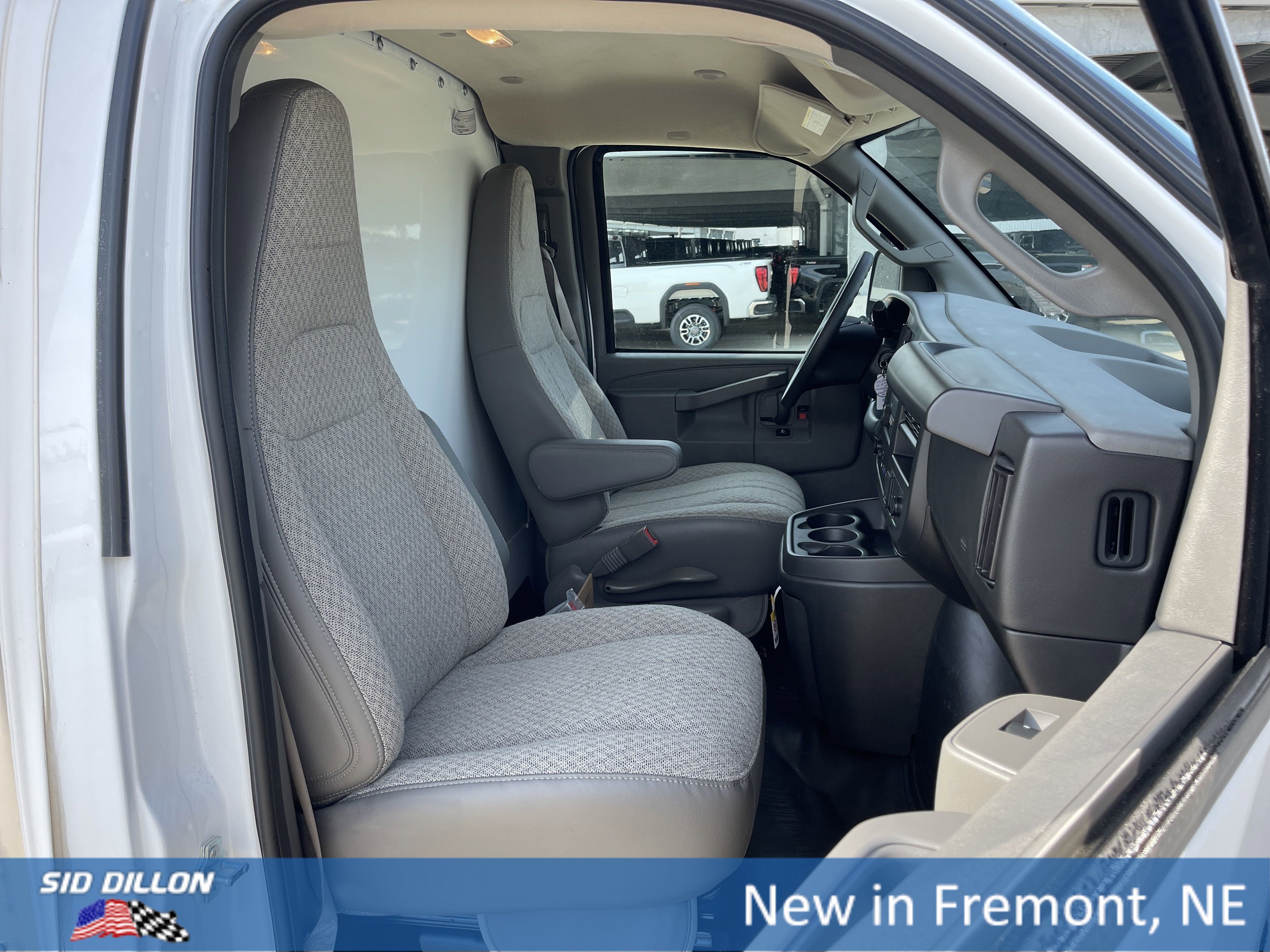 New 2025 Summit White GMC Work Van image 7