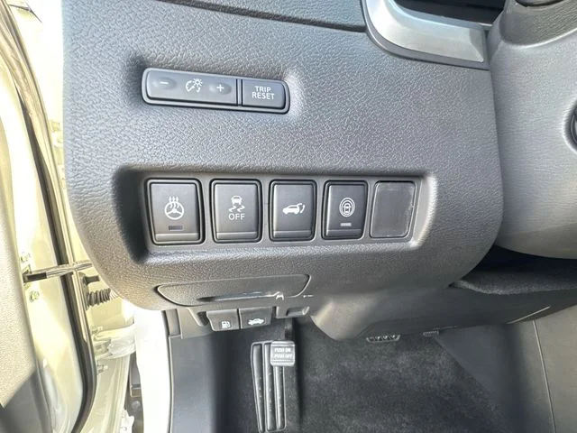 Used 2024 White Nissan Platinum image 25