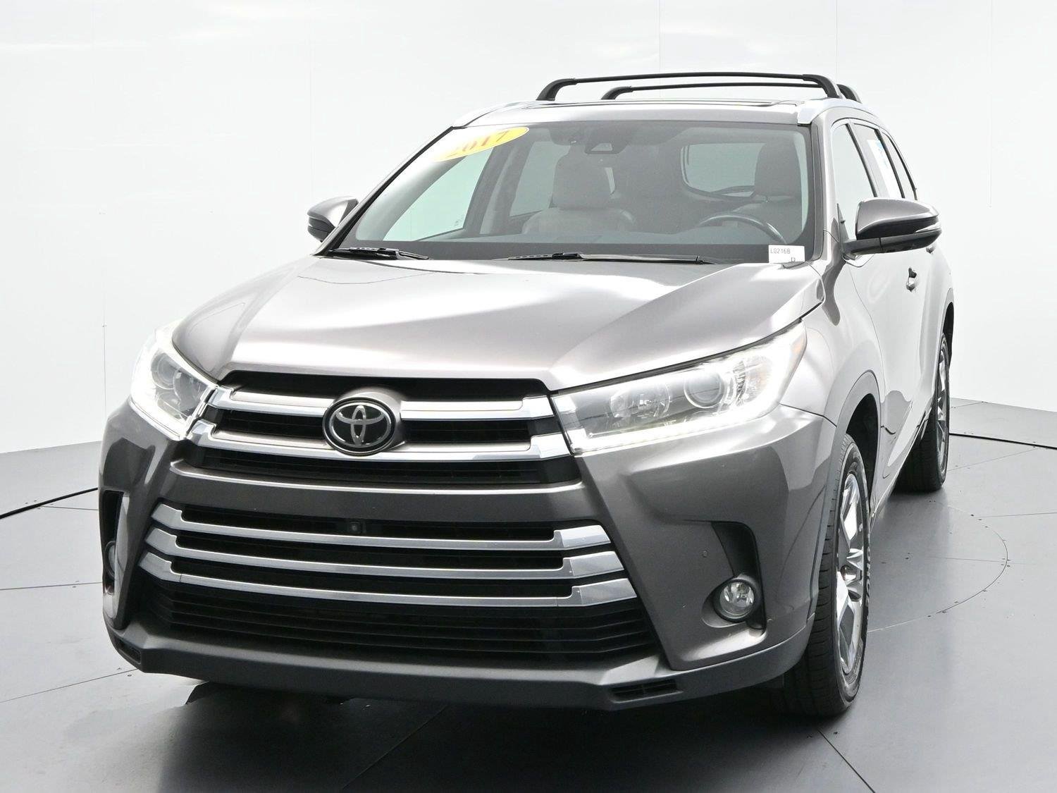 Used 2017 Predawn Gray Mica Toyota Limited image 2