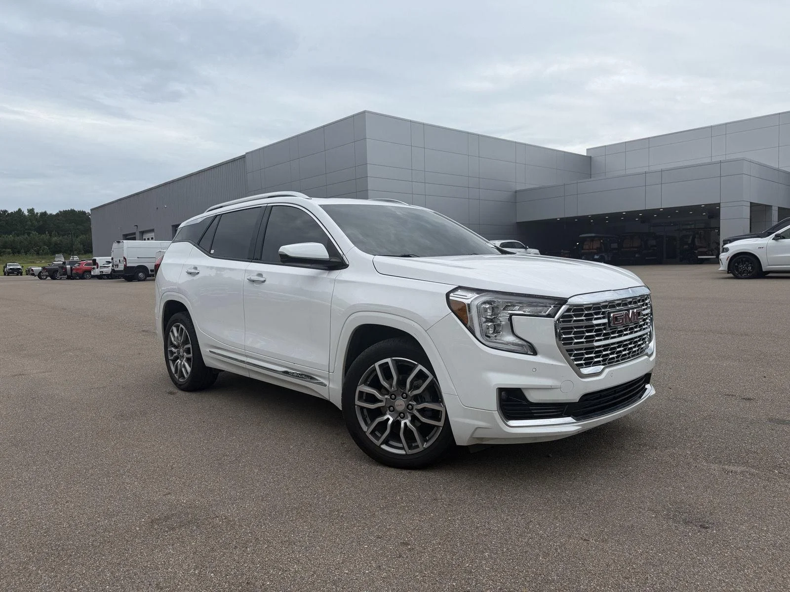 Used 2024 Summit White GMC Denali image 3