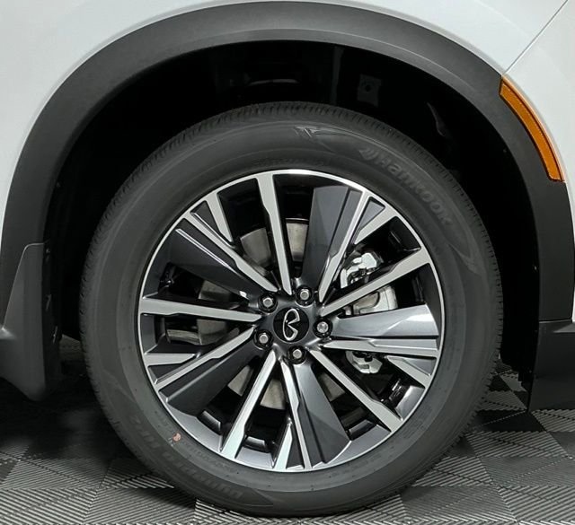Certified Used 2027 White INFINITI LUXE image 7