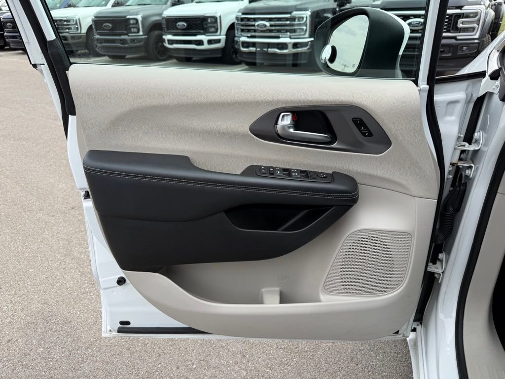 Used 2023 Bright White Clearcoat Chrysler Touring L image 8