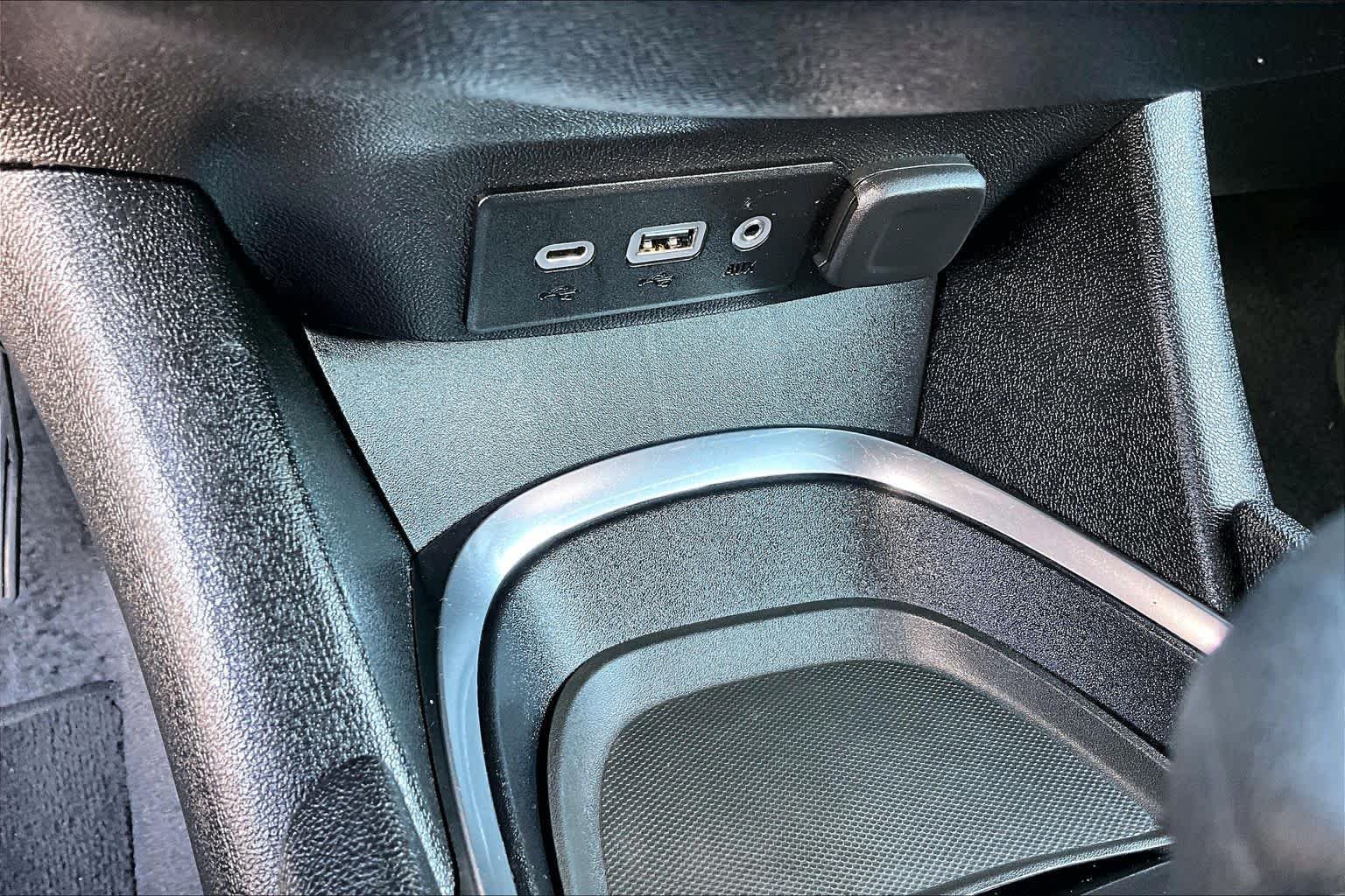 Used 2025 White Chevrolet LT image 32