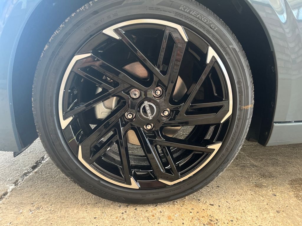 New 2026 Atlantic Gray Metallic / Super Black Two-tone Nissan SR image 24