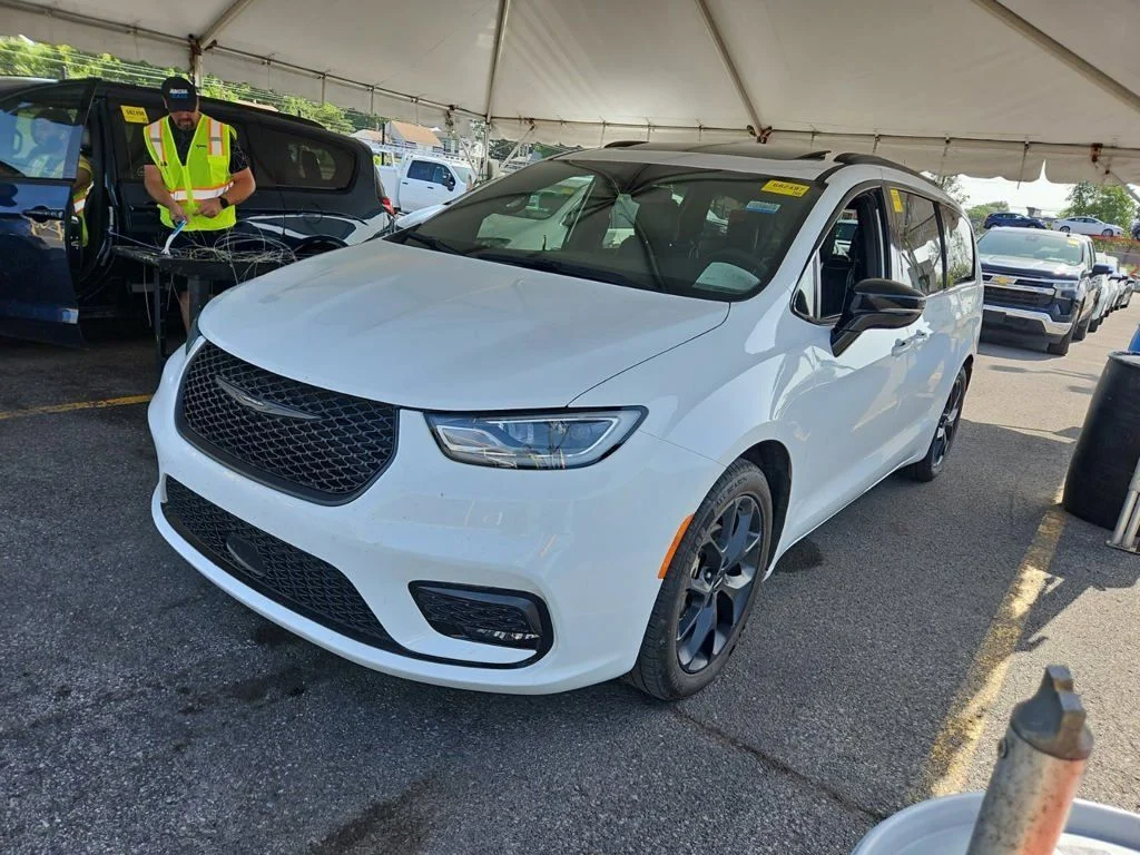Used 2025 White Chrysler Limited image 15
