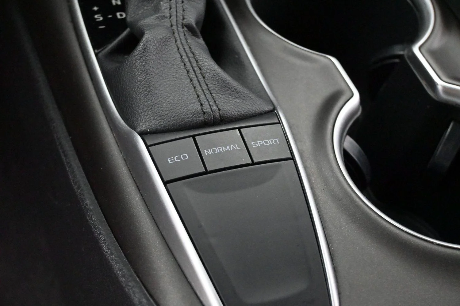 Used 2022 Midnight Black Metallic Toyota LE image 19