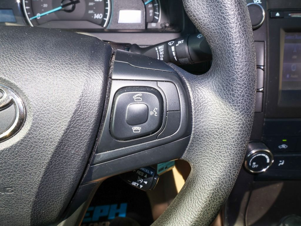 Used 2015 White Toyota LE image 22