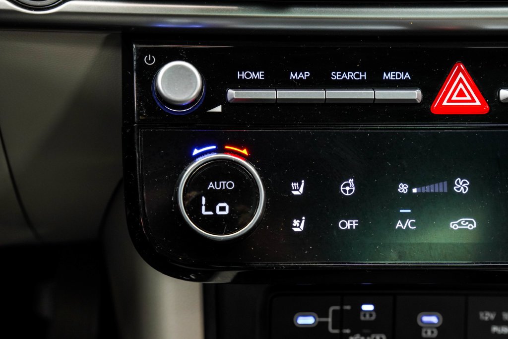 Used 2025 White Hyundai Limited image 30