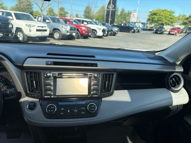 Used 2018 Super White Toyota XLE image 17