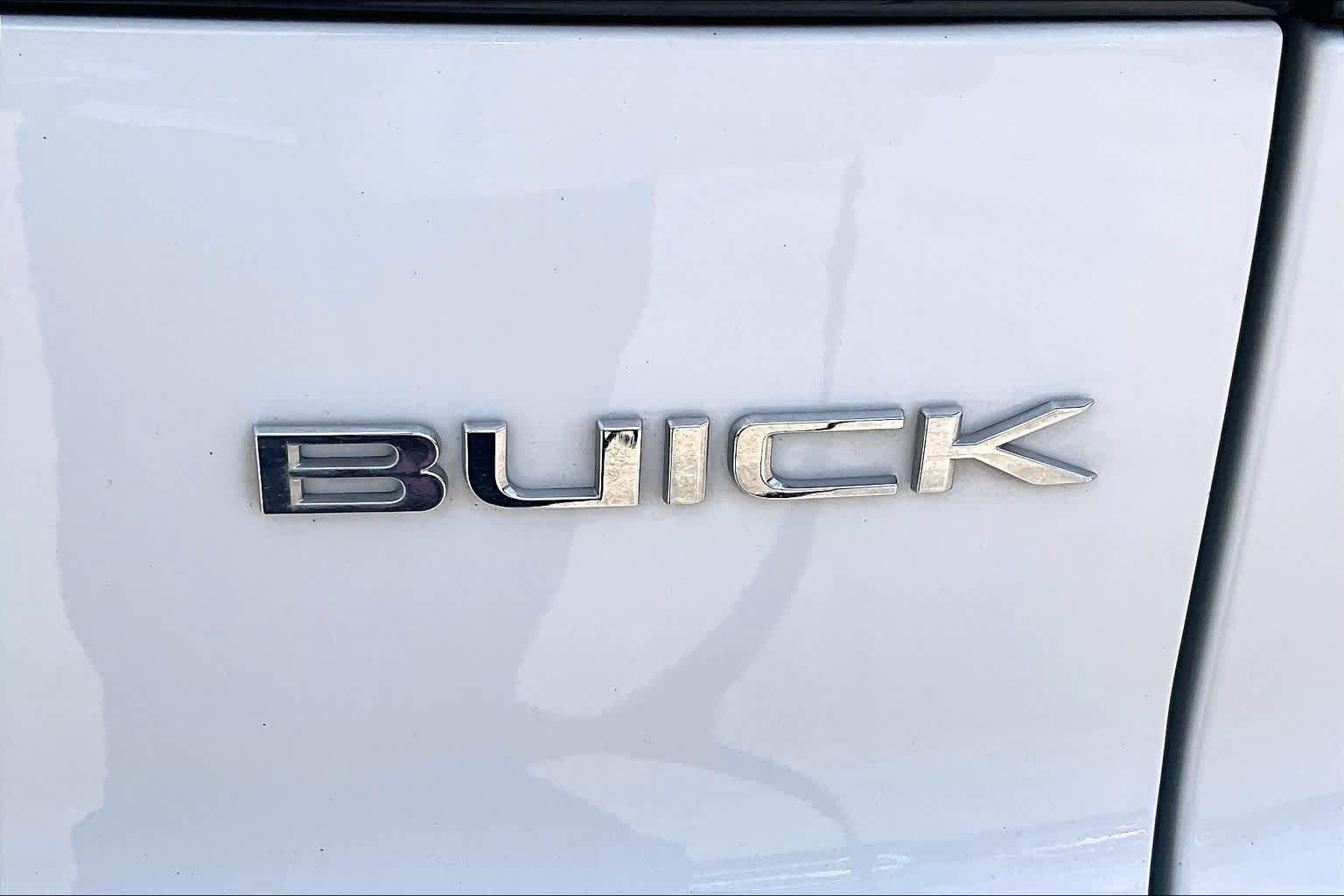 Used 2025 Summit White Buick Preferred image 10