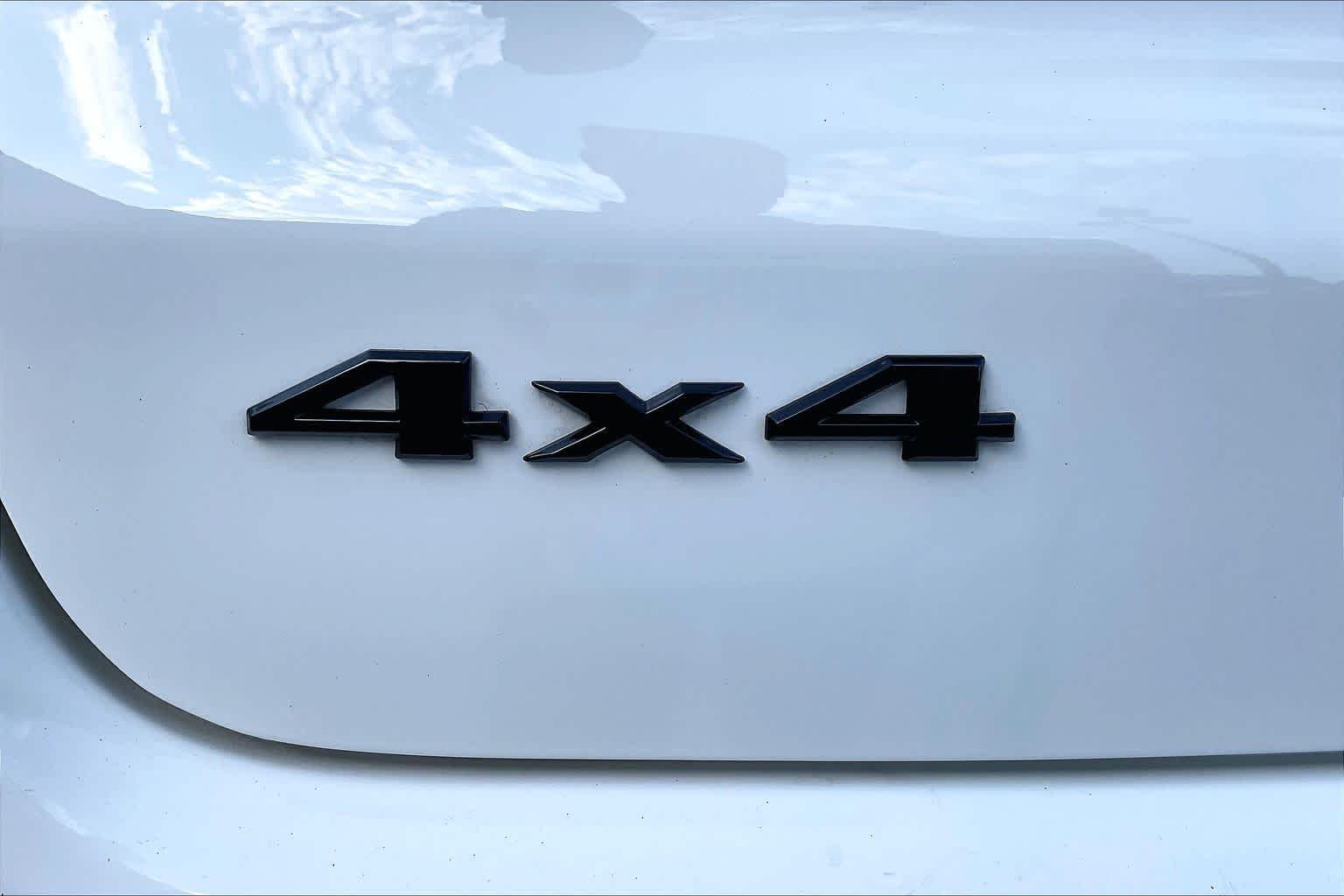 Used 2019 White Clearcoat Jeep Latitude image 10