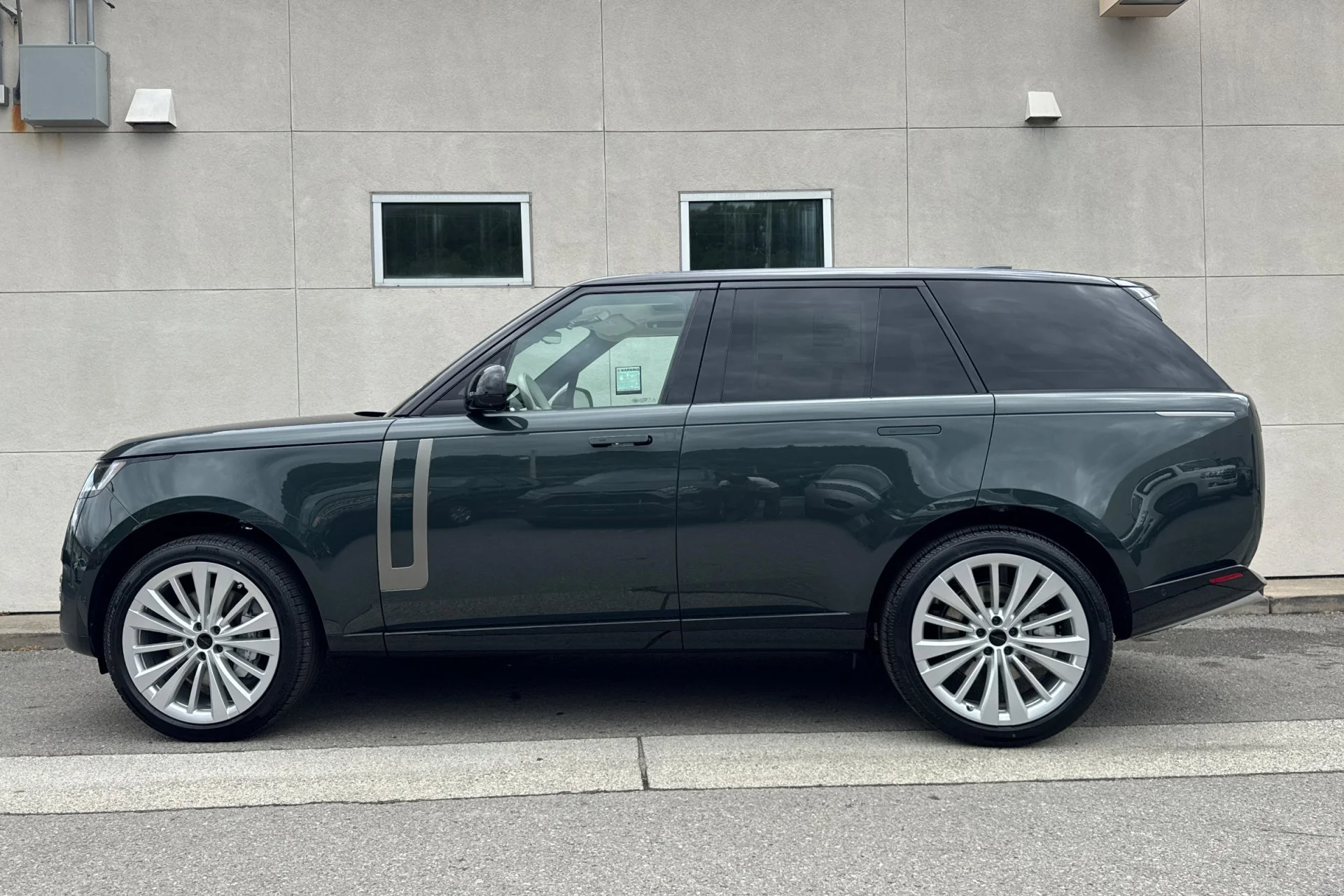 New 2026 Belgravia Green Land Rover SE image 5