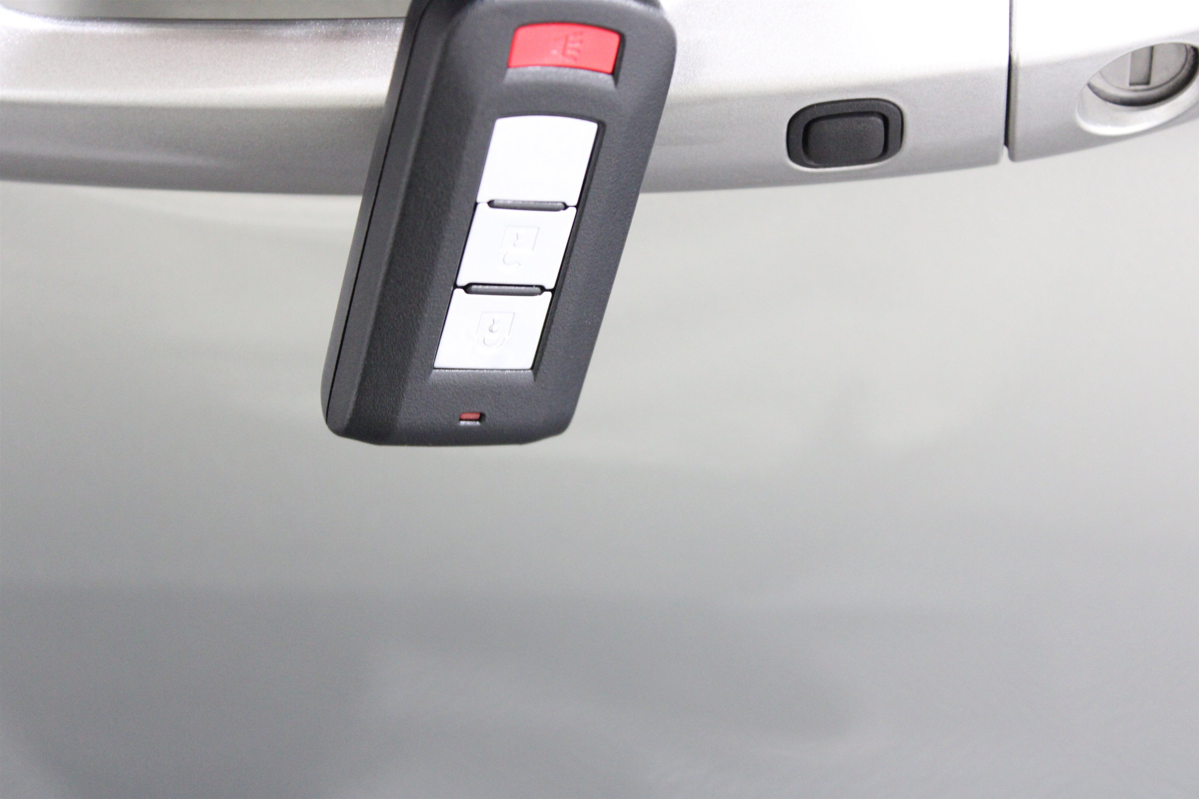 Used 2024 Alloy Silver Metallic Mitsubishi LE image 18