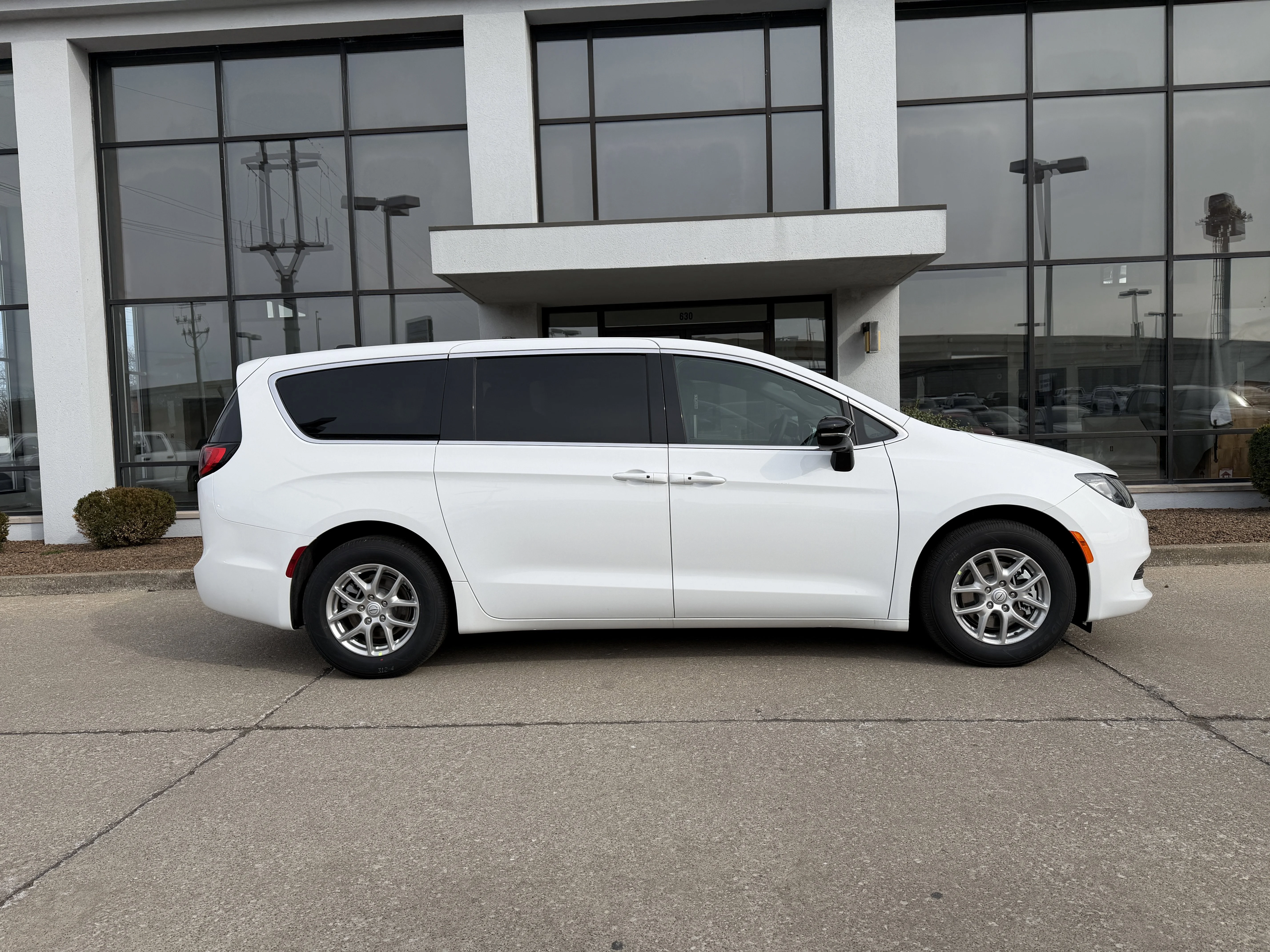 New 2026 Bright White Clear-Coat Exterior Paint Chrysler LX image 3