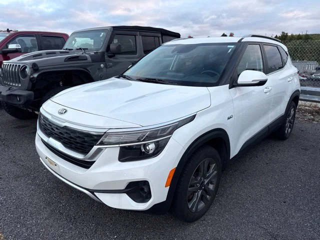 Used 2021 White Kia S image 1