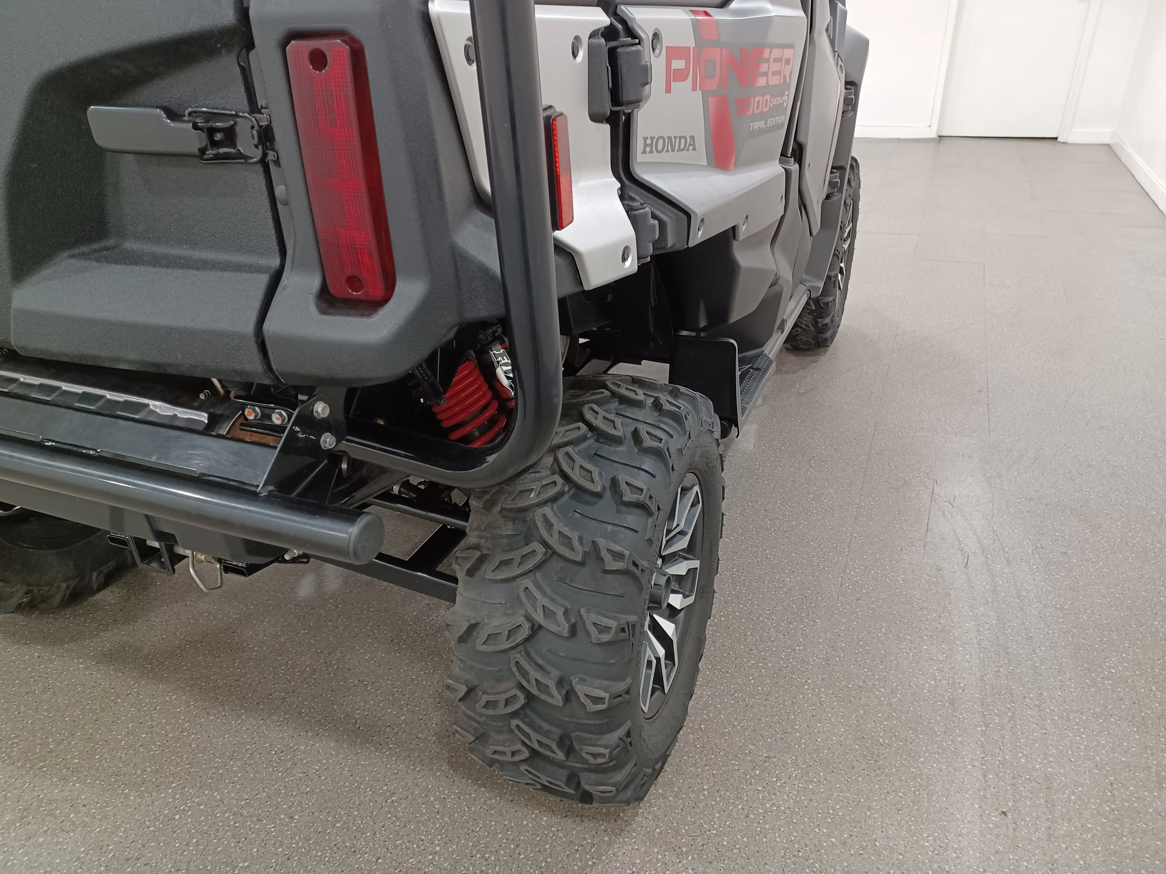 Used 2025 Matte Timberwolf Grey Metallic Honda Trail Special Edition*1000cc Engine | 6spd DCT | i-4x4 | Fox Shocks | SSV Works Audio | WARN Winch image 17