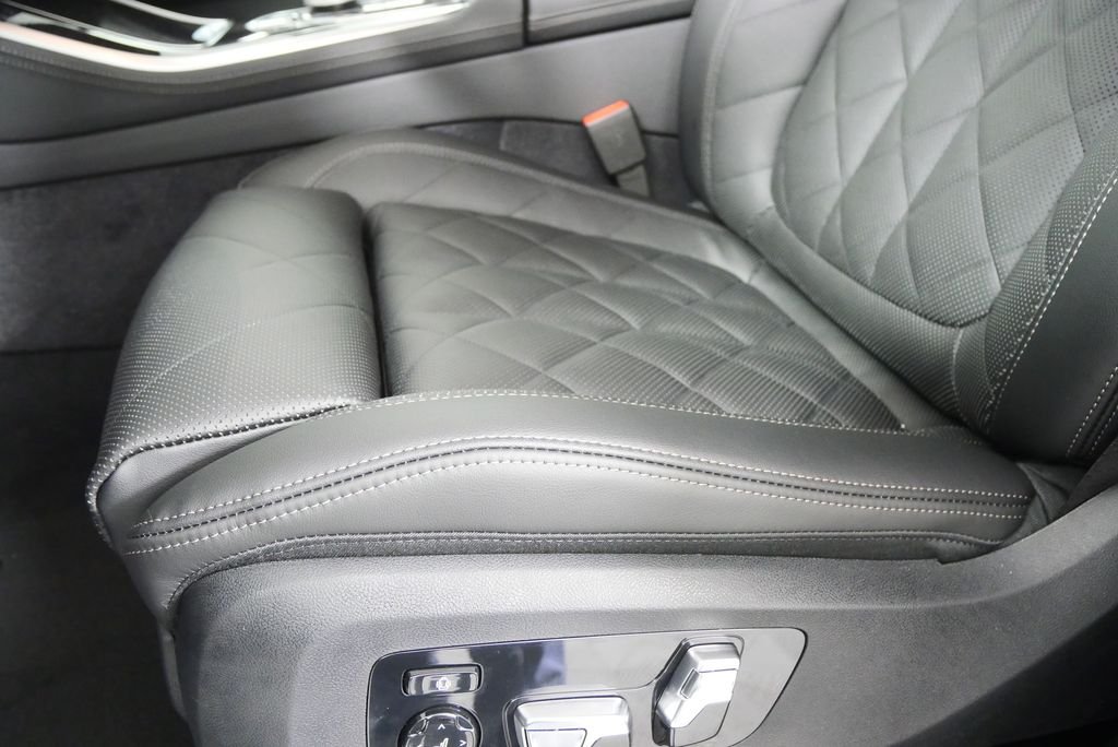 Used 2026 Skyscraper Grey Metallic BMW M60i image 10
